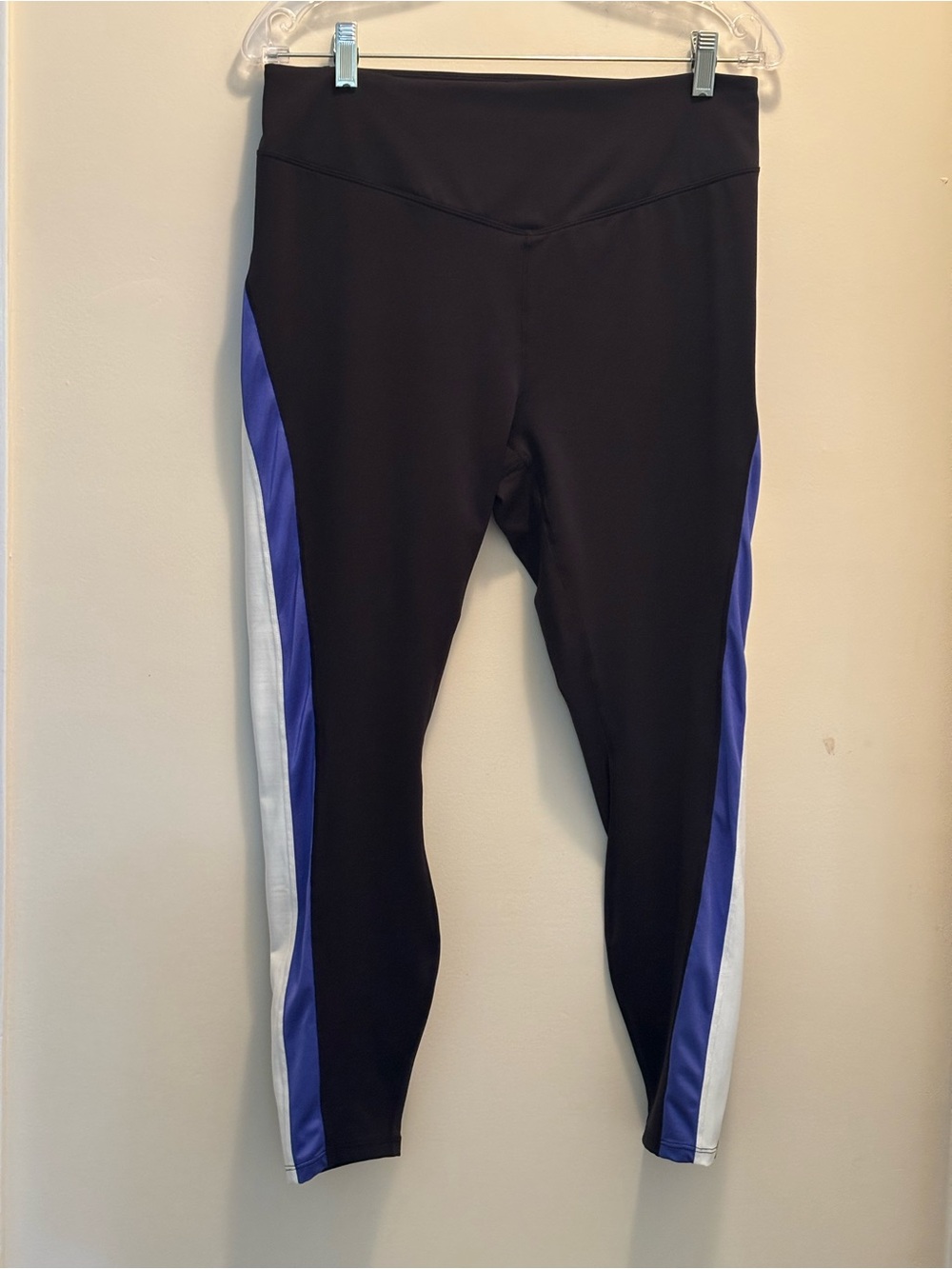 NWOT ALALA Large Leggings